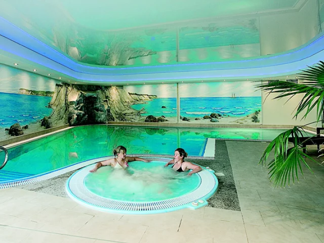 Schwimmbecken mit Whirlpool